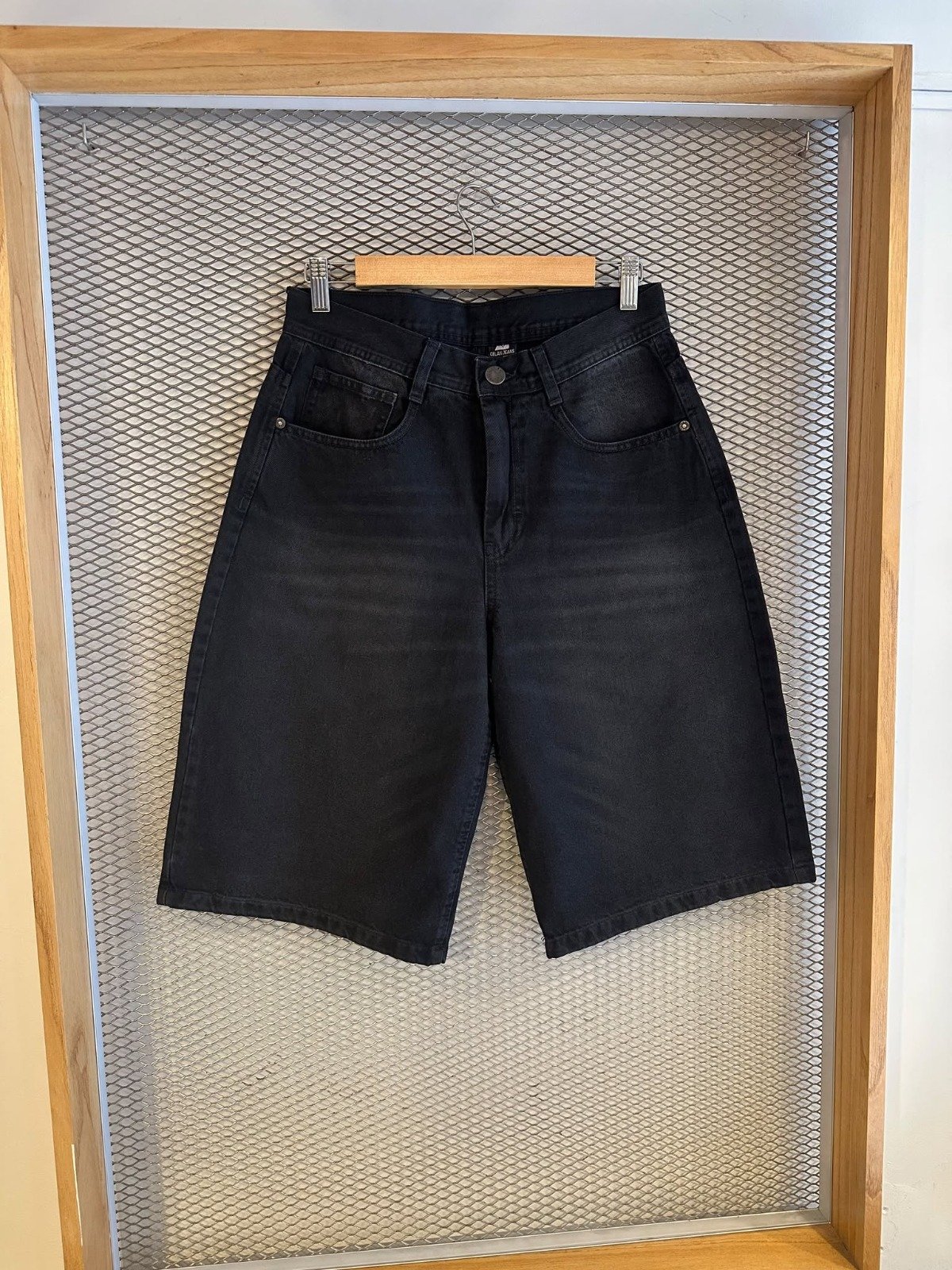 14c39101-990a-42a1-b09d-101a83a2cc39 Bermuda baggy negro jean rígido - Imagen 1