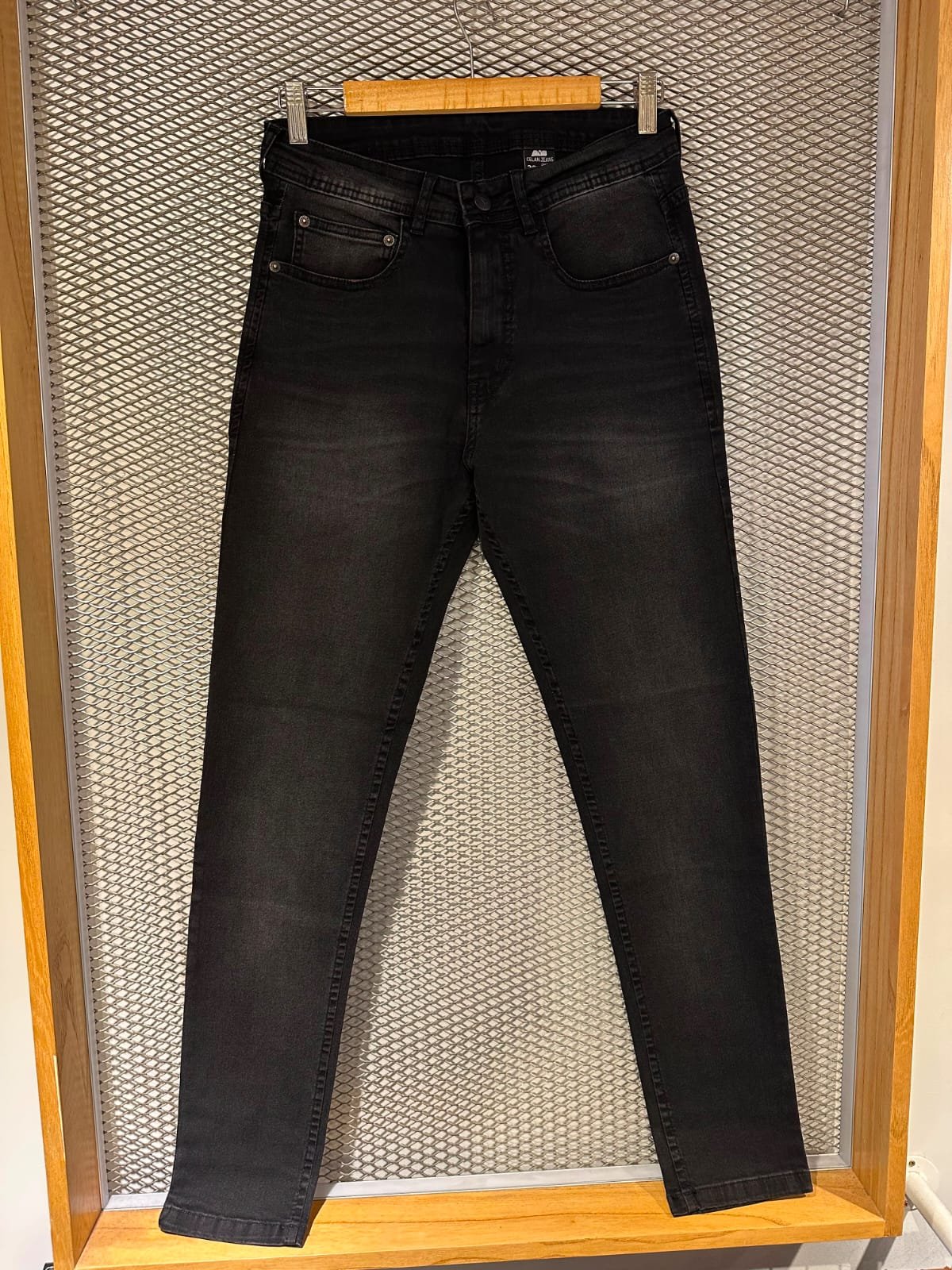 e7be45e7-0f01-4568-b1e2-d2db5c7348f0 Semi-chupin negro elastizado jean - Imagen 1